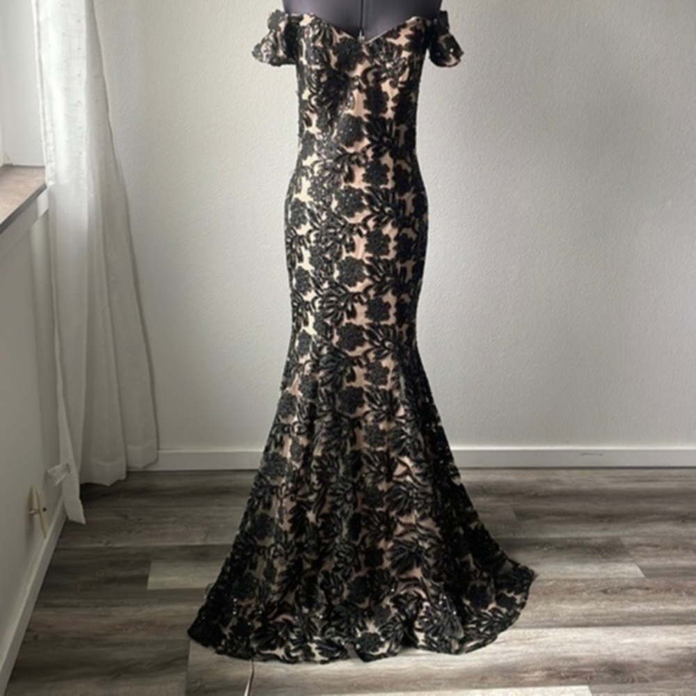 NWT Mia Paluzzi gown black sequin Floral  EXQUISITE! size 4